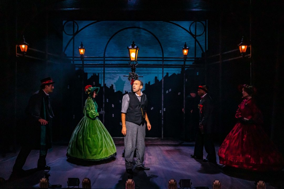 Richard-James-Gemma-Laurie-Ben-Caplan-Damian-Lynch-Rosie-Armstrong_A-Sherlock-Carol_Marylebone-Theatre_Photography-by-Danny-Kaan Richard-James-Gemma-Laurie-Ben-Caplan-Damian-Lynch-Rosie-Armstrong_A-Sherlock-Carol_Marylebone-Theatre_Photography-by-Danny-Kaan