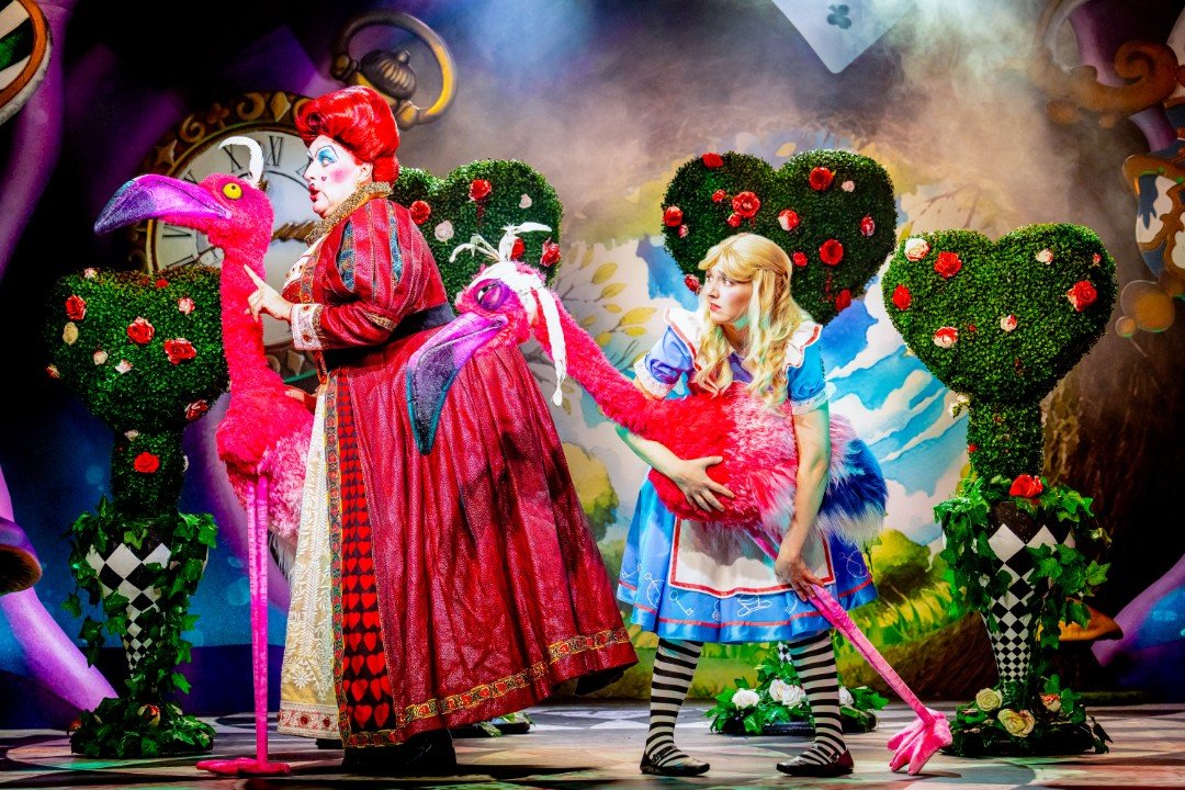 Alice & Queen of Hearts - Alice in Wonderland Alice & Queen of Hearts - Alice in Wonderland