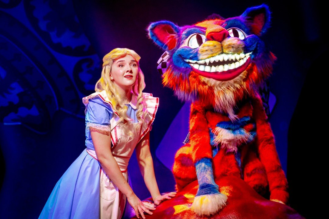 Alice & Cheshire Cat in Alice in Wonderland Alice & Cheshire Cat in Alice in Wonderland