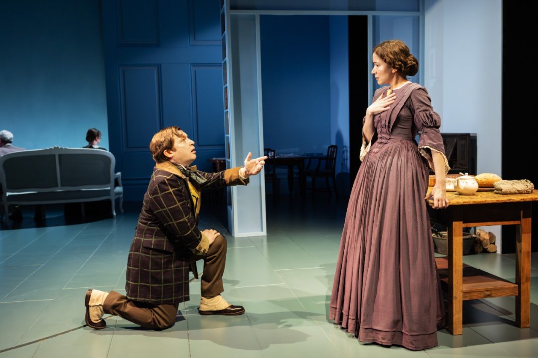 Jonnie-Broadbent-Horace-Garfield-and-Elizabeth-Dulau-Mary-Ann-Evans-in-Bird-Grove_credit-Johan-Persson Jonnie-Broadbent-Horace-Garfield-and-Elizabeth-Dulau-Mary-Ann-Evans-in-Bird-Grove_credit-Johan-Persson