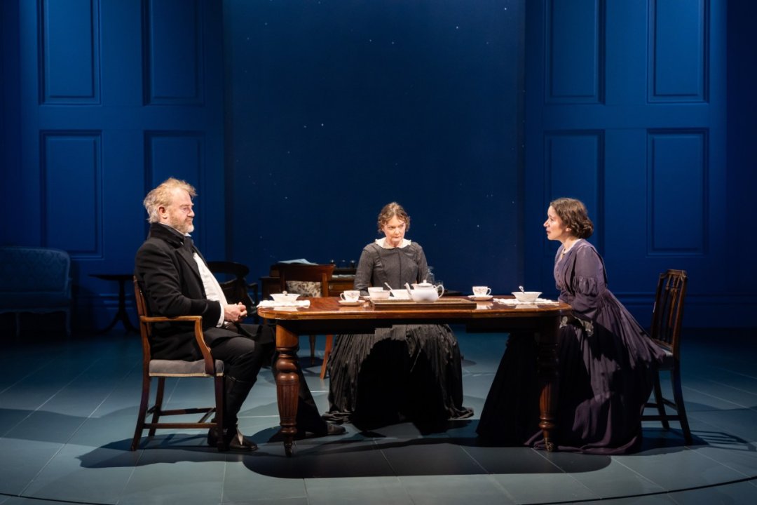 Owen-Teale-Robert-Evans-Sarah-Woodward-Maria-Elizabeth-Dulau-Mary-Ann-Evans_Bird-Grove_credit-Johan-Persson Owen-Teale-Robert-Evans-Sarah-Woodward-Maria-Elizabeth-Dulau-Mary-Ann-Evans_Bird-Grove_credit-Johan-Persson