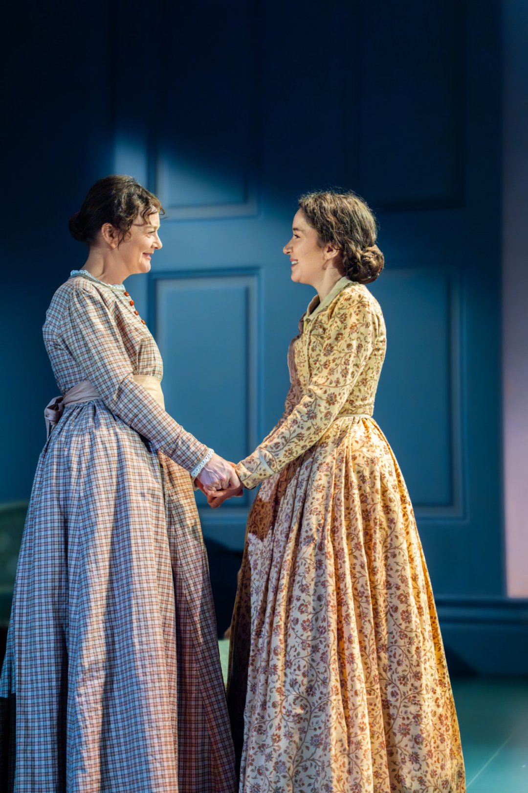 Sarah-Woodward-Maria-and-Elizabeth-Dulau-Mary-Ann-Evans-in-Bird-Grove_credit-Johan-Persson Sarah-Woodward-Maria-and-Elizabeth-Dulau-Mary-Ann-Evans-in-Bird-Grove_credit-Johan-Persson