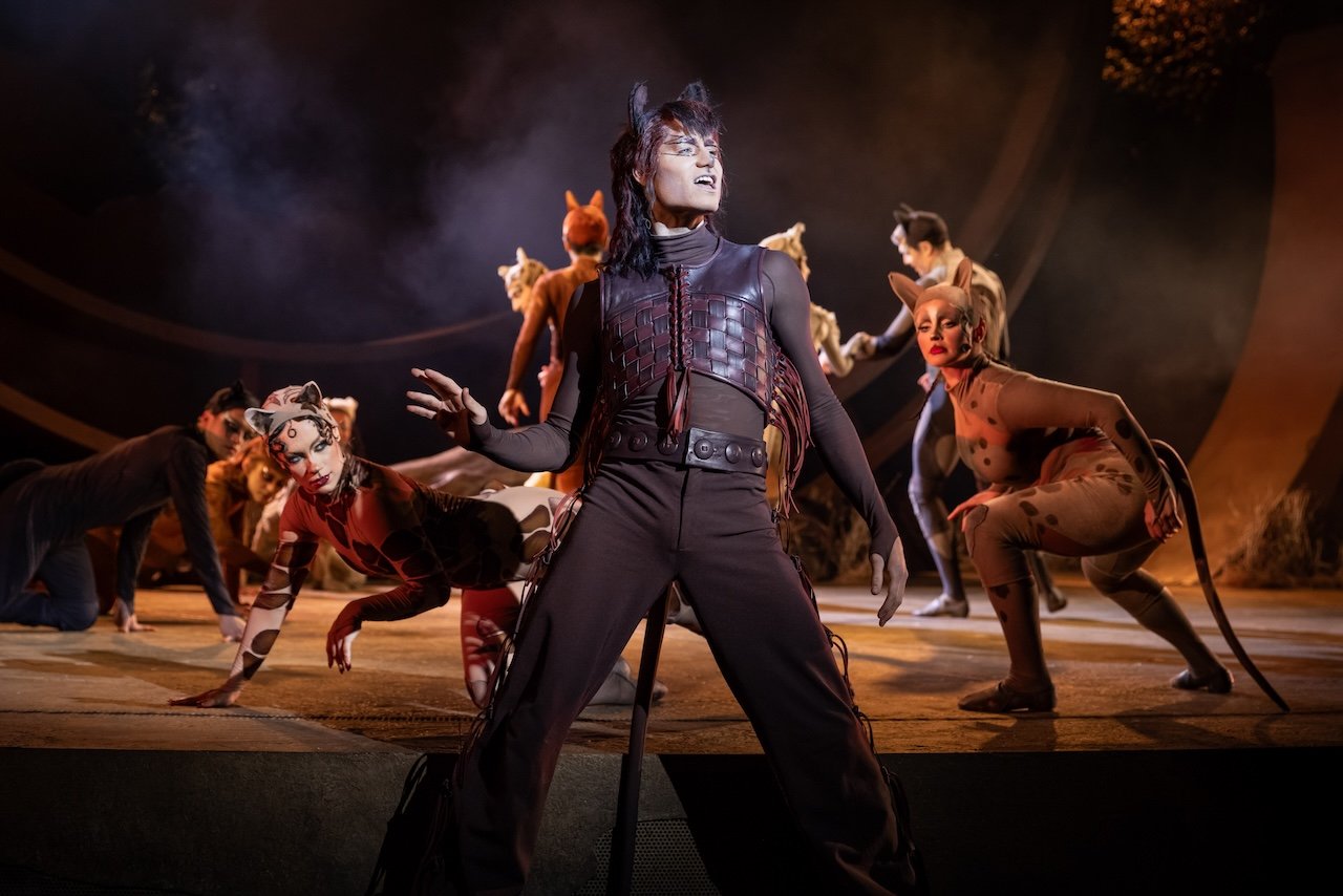 CATS.-Jaydon-Vijn-Rum-Tum-Tugger-and-cast.-Credit-Mark-Senior.-4D4A7938-Edit- CATS.-Jaydon-Vijn-Rum-Tum-Tugger-and-cast.-Credit-Mark-Senior.-4D4A7938-Edit-