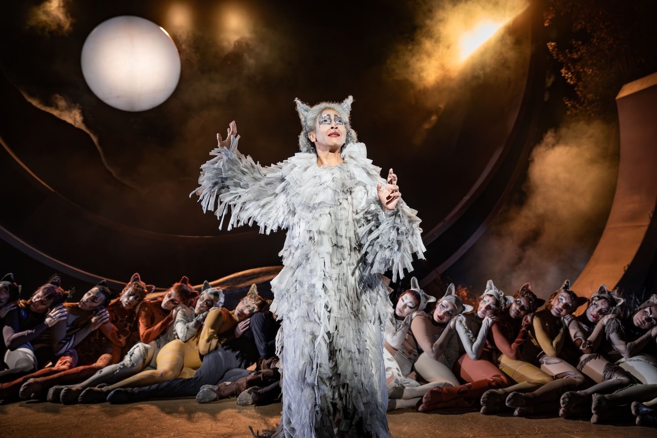 CATS.-Melanie-La-Barrie-Old-Deuteronomy-and-cast.-Credit-Mark-Senior.-122-Edit CATS.-Melanie-La-Barrie-Old-Deuteronomy-and-cast.-Credit-Mark-Senior.-122-Edit