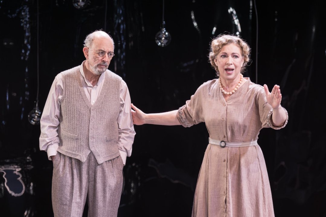 1.-Richard-Schiff-Bohr-and-Alex-Kingston-Margrethe-in-Copenhagen_credit-Marc-Brenner 1.-Richard-Schiff-Bohr-and-Alex-Kingston-Margrethe-in-Copenhagen_credit-Marc-Brenner