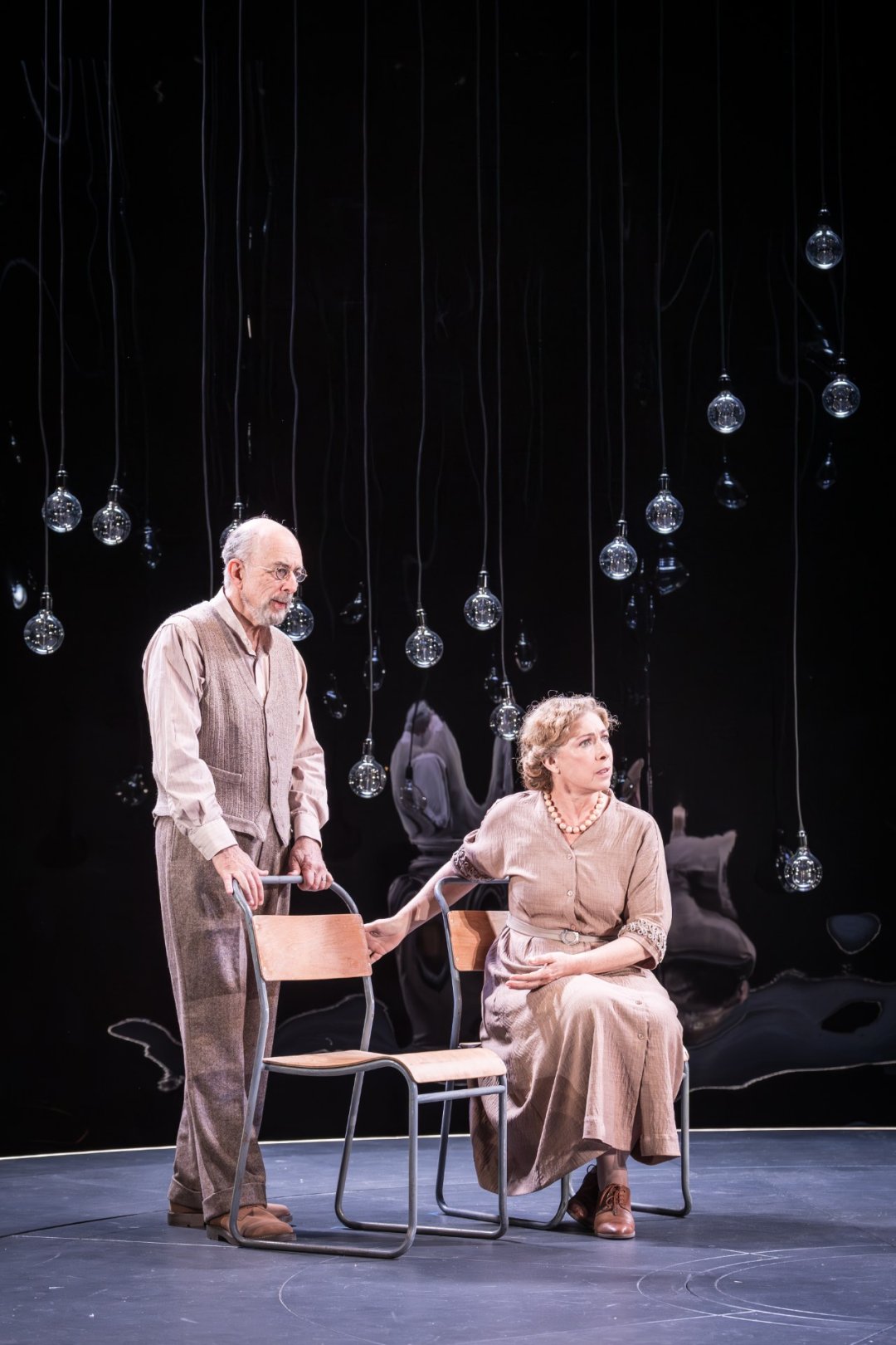 9.-Richard-Schiff-Bohr-and-Alex-Kingston-Margrethe_Copenhagen_credit-Marc-Brenner 9.-Richard-Schiff-Bohr-and-Alex-Kingston-Margrethe_Copenhagen_credit-Marc-Brenner