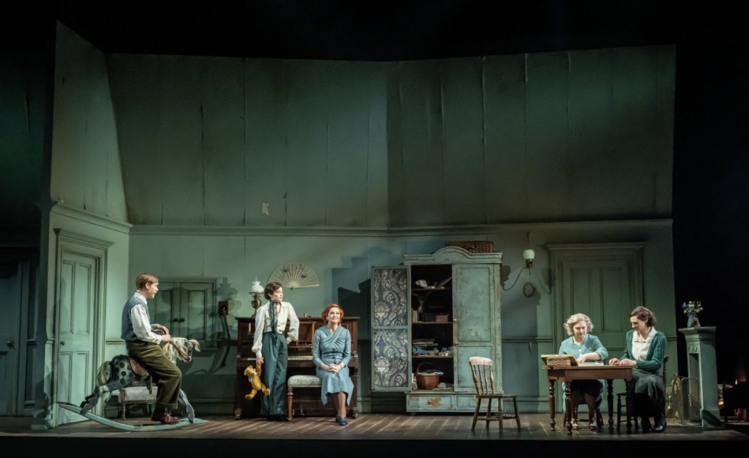 Dear Octopus - National Theatre Dear Octopus - National Theatre