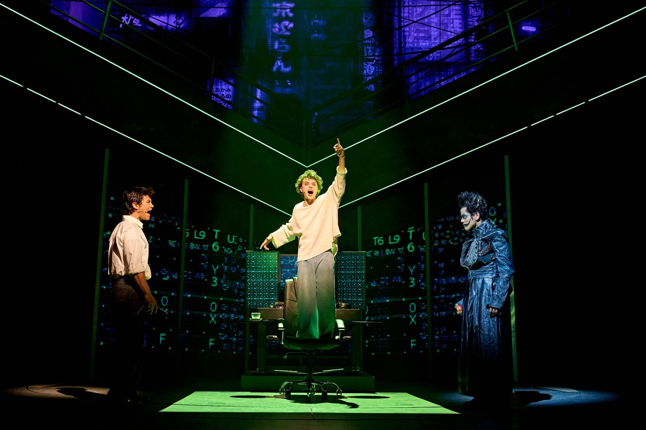 Xander-Pang-Light-Colin-Ryan-L-and-Telly-Leung-Ryuk-in-Death-Note-The-Musical.-Credit-Manuel-Harlan Xander-Pang-Light-Colin-Ryan-L-and-Telly-Leung-Ryuk-in-Death-Note-The-Musical.-Credit-Manuel-Harlan