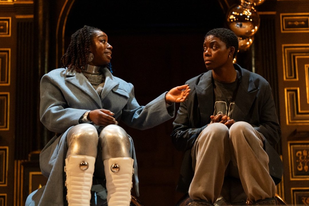 Deep-Azure-Aminita-Francis-as-SK-Good-and-Selina-Jones-as-Azure-at-Shakespeares-Globe-c.-Sam-Taylor Deep-Azure-Aminita-Francis-as-SK-Good-and-Selina-Jones-as-Azure-at-Shakespeares-Globe-c.-Sam-Taylor