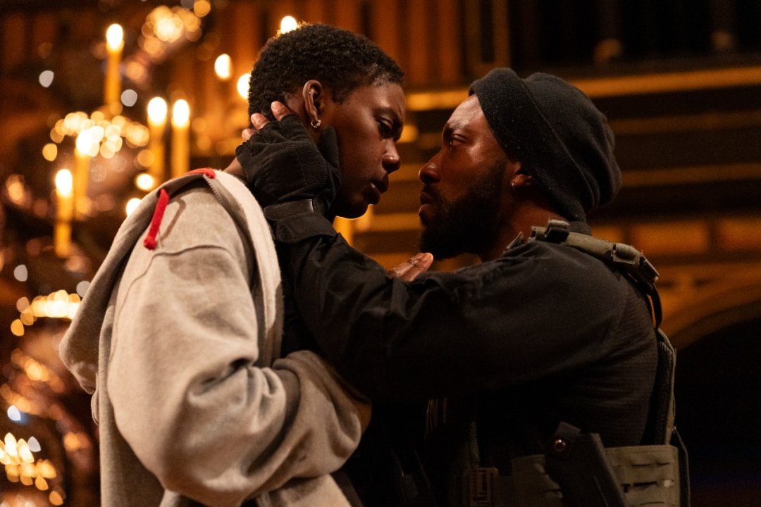 Deep-Azure-Selina-Jones-as-Azure-and-Elijah-Cook-as-Tone-at-Shakespeares-Globe-c.-Sam-Taylor Deep-Azure-Selina-Jones-as-Azure-and-Elijah-Cook-as-Tone-at-Shakespeares-Globe-c.-Sam-Taylor