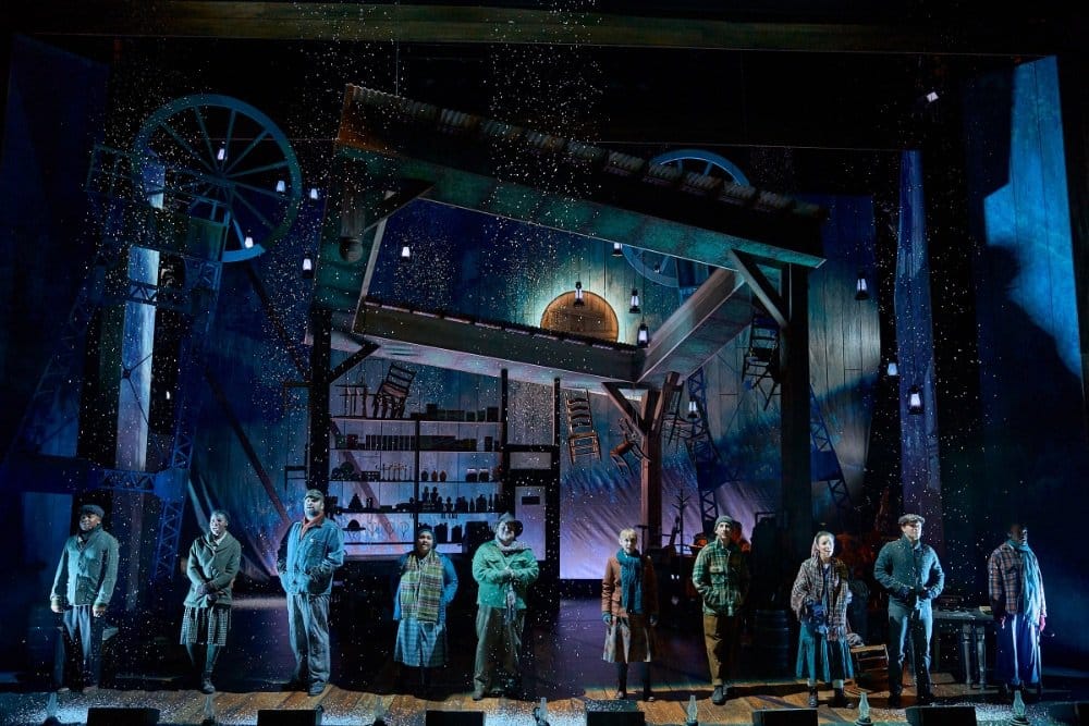 3.-DOLLY-PARTONS-SMOKY-MOUNTAIN-CHRISTMAS-CAROL.-The-Company.-Photo-Manuel-Harlan 3.-DOLLY-PARTONS-SMOKY-MOUNTAIN-CHRISTMAS-CAROL.-The-Company.-Photo-Manuel-Harlan