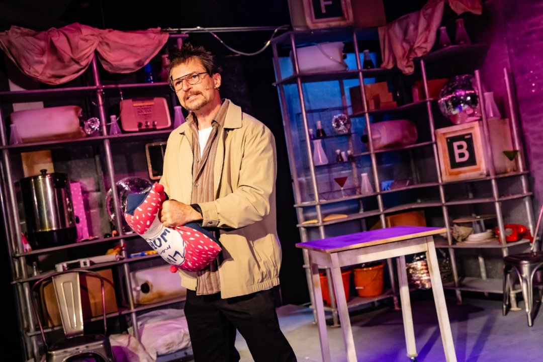 Richard-Costello-Faking-Bad-The-Turbine-Theatre-Photo-Credit-Danny-Kaan Richard-Costello-Faking-Bad-The-Turbine-Theatre-Photo-Credit-Danny-Kaan