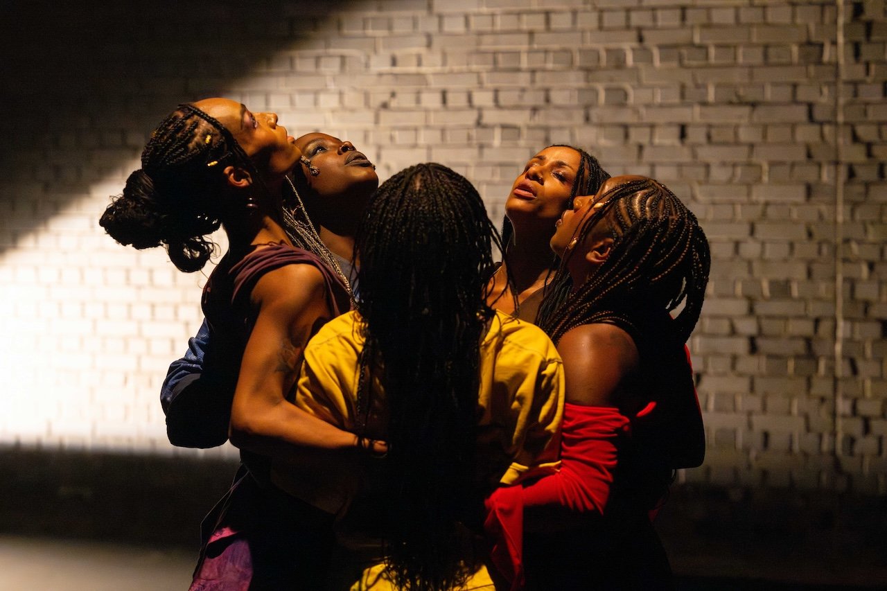 Ibilola-Rossi-Alex-Thomas-Smith-Nadine-Higgin-Tatenda-Naomi-Matsvai-and-Cherrelle-Skeete-in-for-colored-girls.-at-The-Yard-Theatre-credit-Camilla-Greenwell Ibilola-Rossi-Alex-Thomas-Smith-Nadine-Higgin-Tatenda-Naomi-Matsvai-and-Cherrelle-Skeete-in-for-colored-girls.-at-The-Yard-Theatre-credit-Camilla-Greenwell