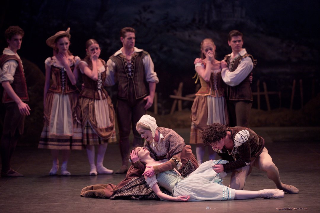 Alina-Cojocaru-and-Jane-Haworth-in-Giselle-c-Laurent-Liotatdo Alina-Cojocaru-and-Jane-Haworth-in-Giselle-c-Laurent-Liotatdo