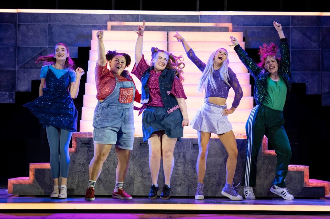 LtoR-Hannah-Brown-Mary-Moore-Olivia-Hallett-Kitty-Harris-Mari-McGinlay-in-GREATEST-DAYS.-Credit-Alastair-Muir LtoR-Hannah-Brown-Mary-Moore-Olivia-Hallett-Kitty-Harris-Mari-McGinlay-in-GREATEST-DAYS.-Credit-Alastair-Muir