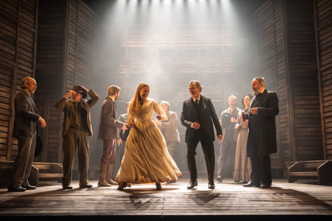 HIGH-NOON.-Denise-Gough-Amy-Fowler-Billy-Crudup-Will-Kane-and-Company.-Photo-Johan-Persson HIGH-NOON.-Denise-Gough-Amy-Fowler-Billy-Crudup-Will-Kane-and-Company.-Photo-Johan-Persson