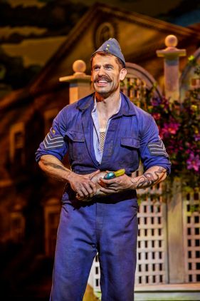 Kelvin-Fletcher-Dudley-Scunthorpe-in-Jack-Absolute-Flies-Again-at-the-National-Theatre.-Photo-by-Brinkhoff-Moegenburg Kelvin-Fletcher-Dudley-Scunthorpe-in-Jack-Absolute-Flies-Again-at-the-National-Theatre.-Photo-by-Brinkhoff-Moegenburg