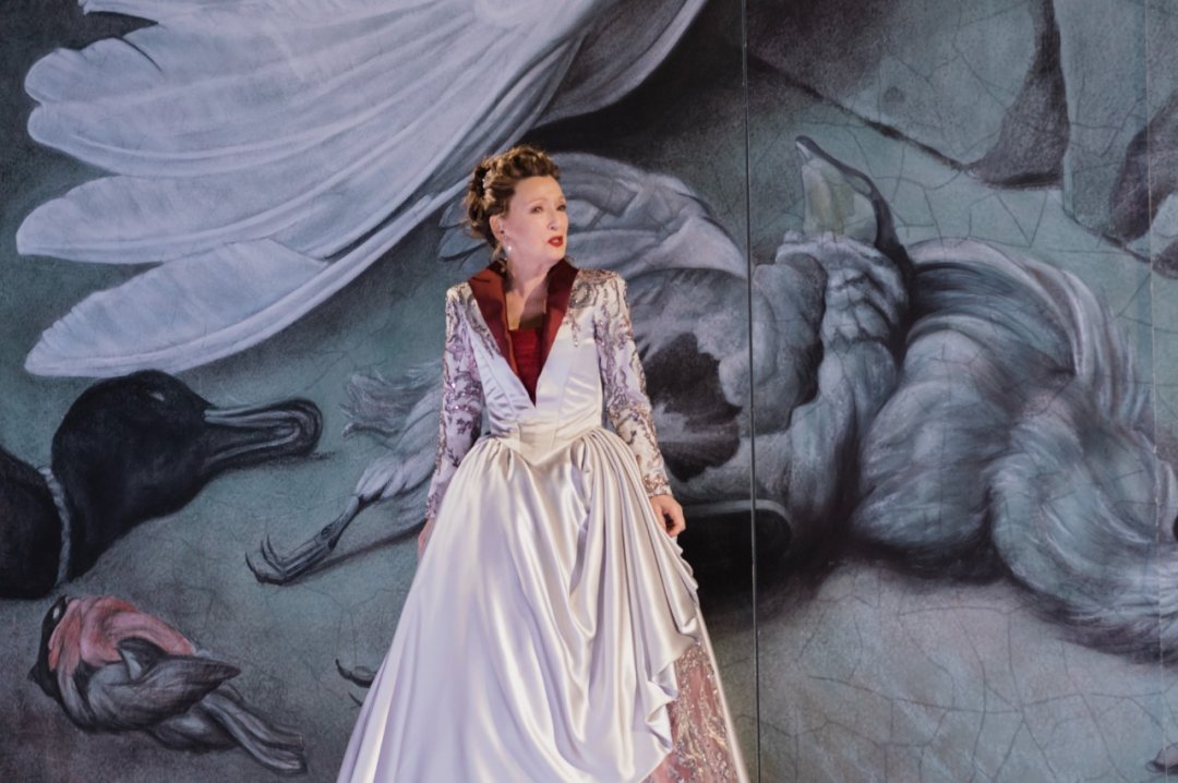 1.-Lesley-Manville-Marquise-de-Merteuil-in-Les-Liaisons-Dangereuses-at-the-National-Theatre.-Photographer-Sarah-Lee 1.-Lesley-Manville-Marquise-de-Merteuil-in-Les-Liaisons-Dangereuses-at-the-National-Theatre.-Photographer-Sarah-Lee