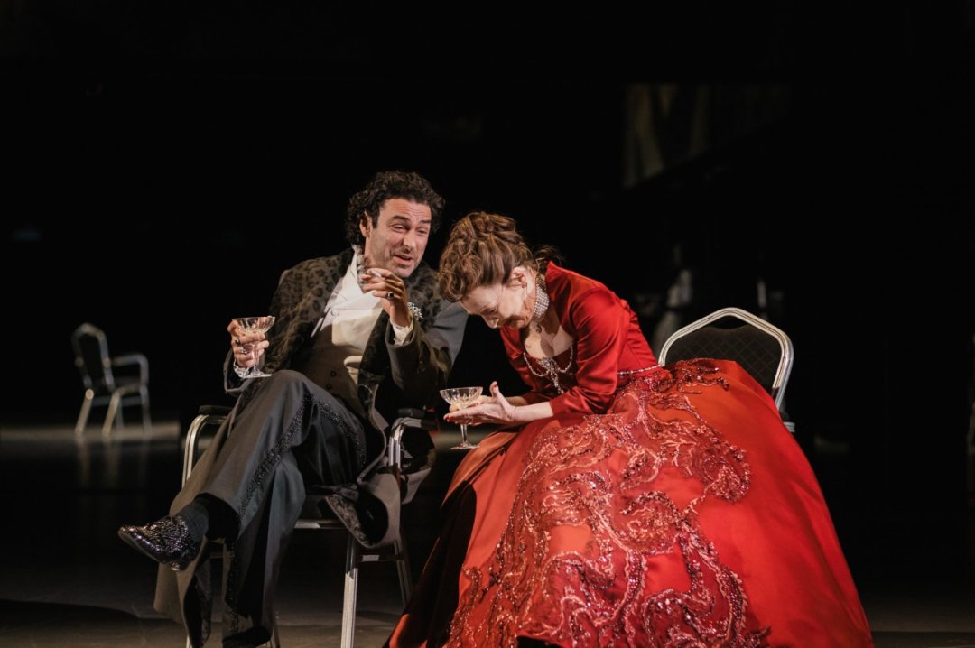 7.-Aidan-Turner-Vicomte-de-Valmont-and-Lesley-Manville-Marquise-de-Merteuil-in-Les-Liaisons-Dangereuses-at-the-National-Theatre.-Photographer-Sarah-Lee 7.-Aidan-Turner-Vicomte-de-Valmont-and-Lesley-Manville-Marquise-de-Merteuil-in-Les-Liaisons-Dangereuses-at-the-National-Theatre.-Photographer-Sarah-Lee