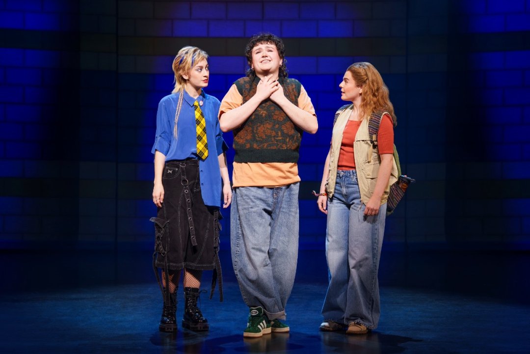 2.-MEAN-GIRLS-THE-MUSICAL.-Georgie-Buckland-Janis-Sarkisian-Max-Gill-Damian-Hubbard-and-Emily-Lane-Cady-Heron.-Photo-by-Paul-Coltas 2.-MEAN-GIRLS-THE-MUSICAL.-Georgie-Buckland-Janis-Sarkisian-Max-Gill-Damian-Hubbard-and-Emily-Lane-Cady-Heron.-Photo-by-Paul-Coltas