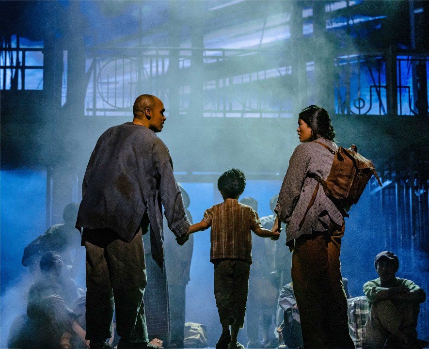 MISS-SAIGON.-Seann-Miley-Moore-The-Engineer.-Julianne-Pundan-Kim.-Company.-Photo-Danny-Kaan MISS-SAIGON.-Seann-Miley-Moore-The-Engineer.-Julianne-Pundan-Kim.-Company.-Photo-Danny-Kaan