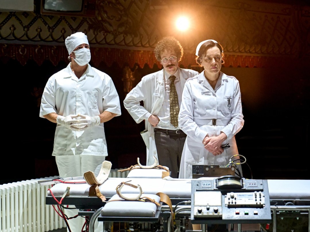 14.-Adam-Bond-Ensemble-Matthew-Steer-Dr.-Spivey-and-Olivia-Williams-Nurse-Ratched-in-One-Flew-Over-the-Cuckoos-Nest-at-The-Old-Vic-2026.-Photo-by-Manuel-Harlan 14.-Adam-Bond-Ensemble-Matthew-Steer-Dr.-Spivey-and-Olivia-Williams-Nurse-Ratched-in-One-Flew-Over-the-Cuckoos-Nest-at-The-Old-Vic-2026.-Photo-by-Manuel-Harlan