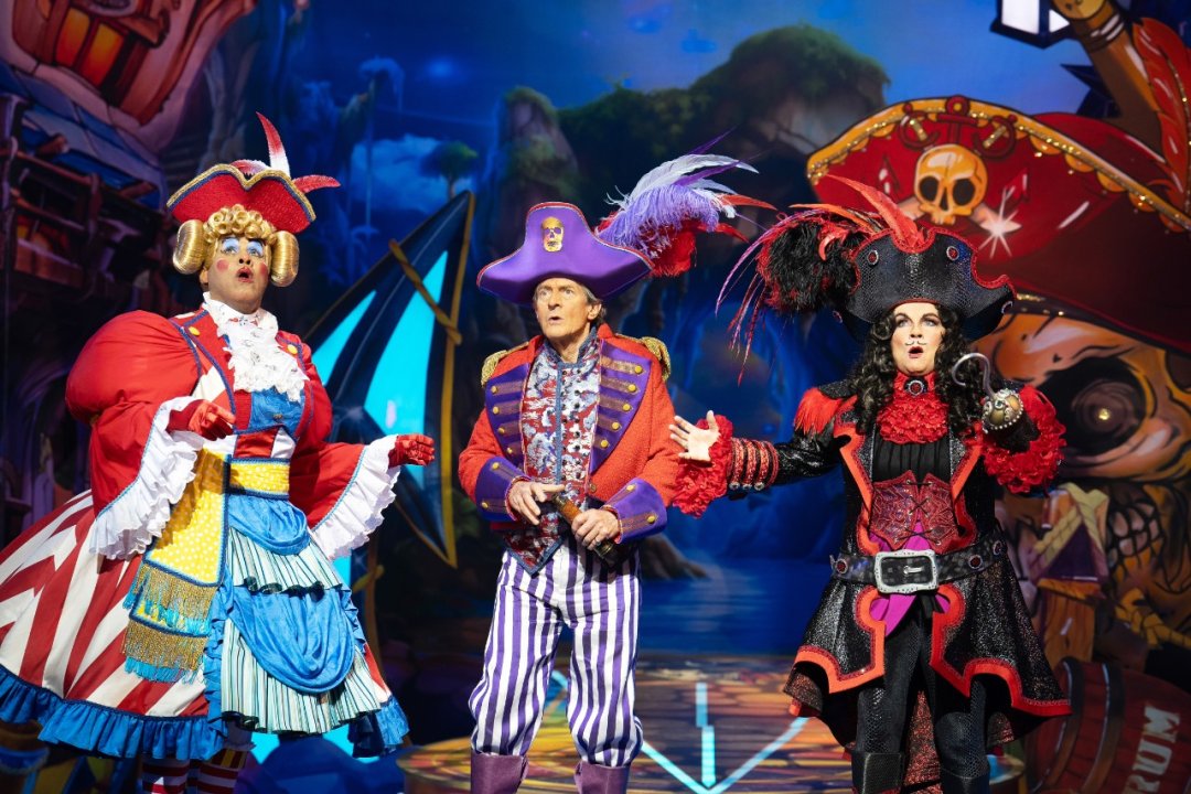 Peter-Pan-The-London-Palladium-GARY-WILMOT-NIGEL-HAVERS-and-JENNIFER-SAUNDERS-Photo-Credit-Paul-Coltas Peter-Pan-The-London-Palladium-GARY-WILMOT-NIGEL-HAVERS-and-JENNIFER-SAUNDERS-Photo-Credit-Paul-Coltas