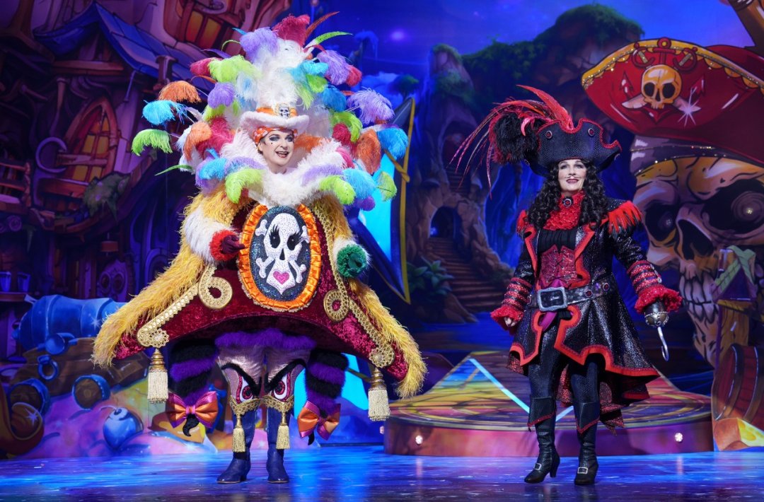 Peter-Pan-The-London-Palladium-JULIAN-CLARY-and-JENNIFER-SAUNDERS-Photo-Credit-Paul-Coltas Peter-Pan-The-London-Palladium-JULIAN-CLARY-and-JENNIFER-SAUNDERS-Photo-Credit-Paul-Coltas