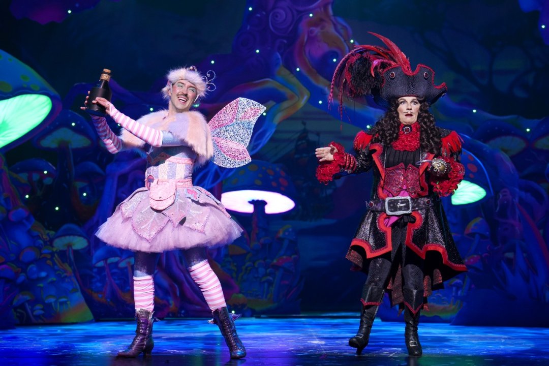 Peter-Pan-The-London-Palladium-ROB-MADGE-and-JENNIFER-SAUNDERS-Photo-Credit-Paul-Coltas Peter-Pan-The-London-Palladium-ROB-MADGE-and-JENNIFER-SAUNDERS-Photo-Credit-Paul-Coltas