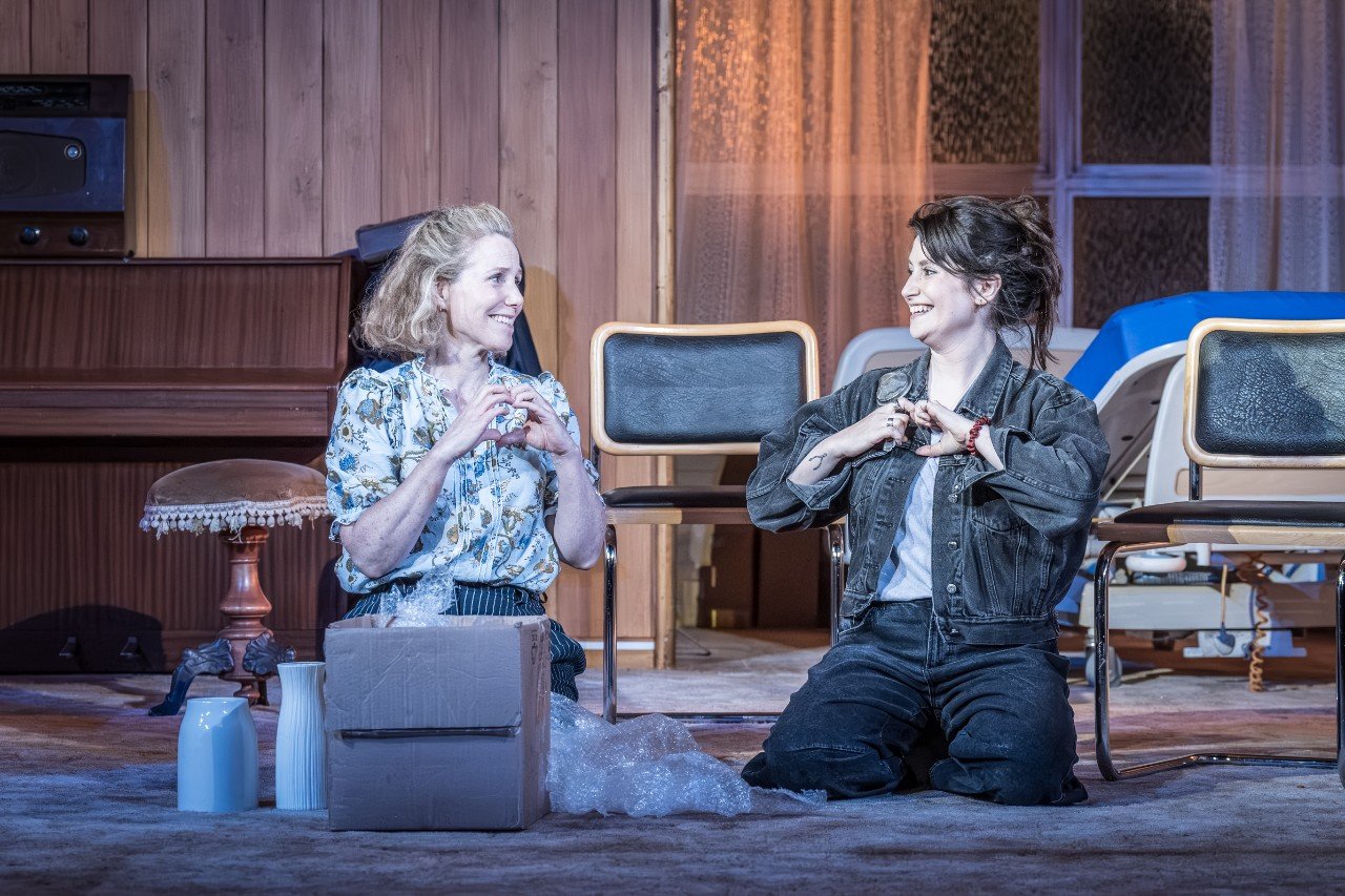 Relics-Prod-Photos_Sally-Phillips-Charly-Clive-1_Credit-Marc-Brenner Relics-Prod-Photos_Sally-Phillips-Charly-Clive-1_Credit-Marc-Brenner