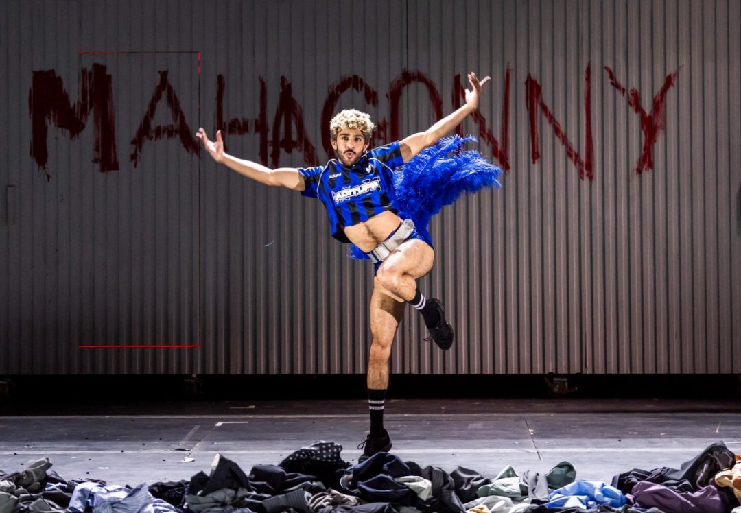 Adam-Taylor-ENOs-Rise-and-Fall-of-the-City-of-Mahagonny-2026-©-Tristram-Kenton-8454 Adam-Taylor-ENOs-Rise-and-Fall-of-the-City-of-Mahagonny-2026-©-Tristram-Kenton-8454