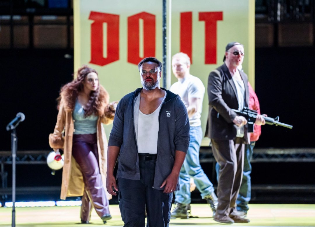 Danielle-de-Niese-Kenneth-Kellogg-Alex-Otterburn-Mark-Le-Brocq-ENOs-Rise-and-Fall-of-the-City-of-Mahagonny-2026-©-Tristram-Kenton-12332 Danielle-de-Niese-Kenneth-Kellogg-Alex-Otterburn-Mark-Le-Brocq-ENOs-Rise-and-Fall-of-the-City-of-Mahagonny-2026-©-Tristram-Kenton-12332