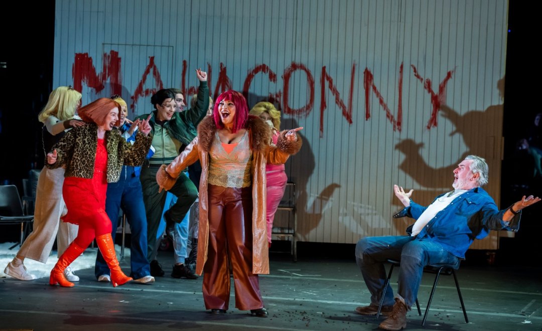 Danielle-de-Niese-Simon-ONeill-and-the-Cast-of-ENOs-Rise-and-Fall-of-the-City-of-Mahagonny-2026-©-Tristram-Kenton-2462 Danielle-de-Niese-Simon-ONeill-and-the-Cast-of-ENOs-Rise-and-Fall-of-the-City-of-Mahagonny-2026-©-Tristram-Kenton-2462