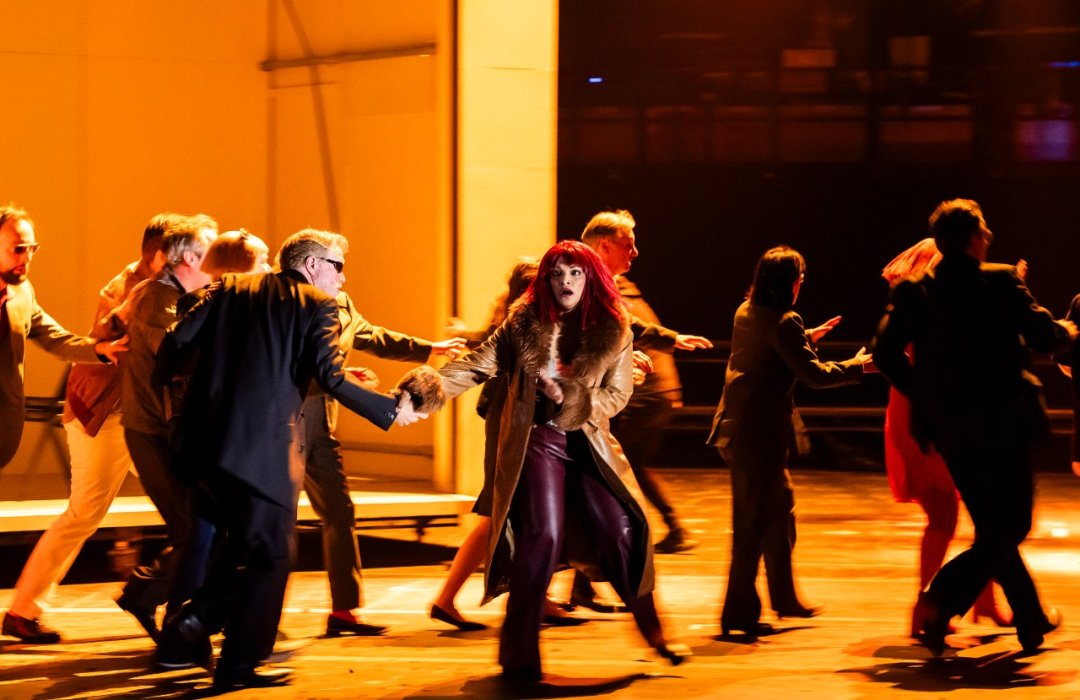 Danielle-de-Niese-and-the-Cast-of-ENOs-Rise-and-Fall-of-the-City-of-Mahagonny-2026-©-Tristram-Kenton-5224 Danielle-de-Niese-and-the-Cast-of-ENOs-Rise-and-Fall-of-the-City-of-Mahagonny-2026-©-Tristram-Kenton-5224