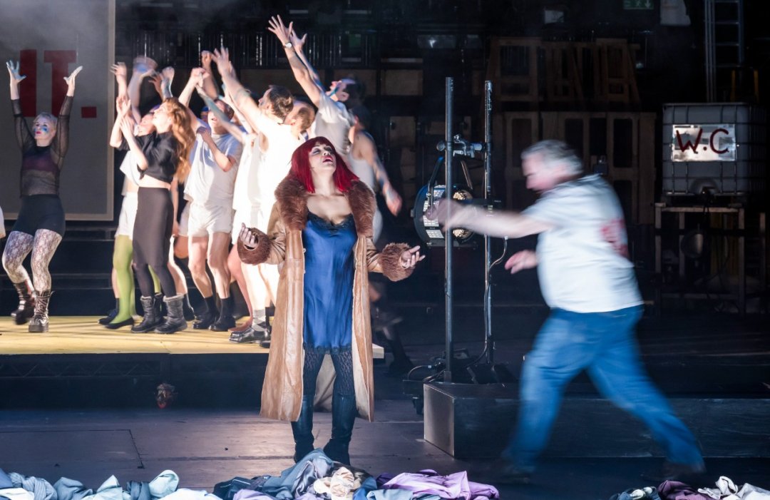 Danielle-de-Niese-and-the-Cast-of-ENOs-Rise-and-Fall-of-the-City-of-Mahagonny-2026-©-Tristram-Kenton-9242 Danielle-de-Niese-and-the-Cast-of-ENOs-Rise-and-Fall-of-the-City-of-Mahagonny-2026-©-Tristram-Kenton-9242
