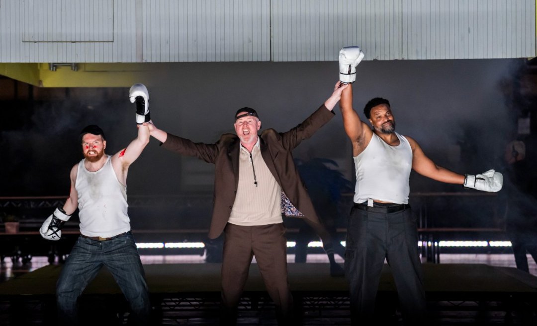 David-Shipley-Mark-Le-Brocq-Kenneth-Kellogg-ENOs-Rise-and-Fall-of-the-City-of-Mahagonny-2026-©-Tristram-Kenton-8744 David-Shipley-Mark-Le-Brocq-Kenneth-Kellogg-ENOs-Rise-and-Fall-of-the-City-of-Mahagonny-2026-©-Tristram-Kenton-8744