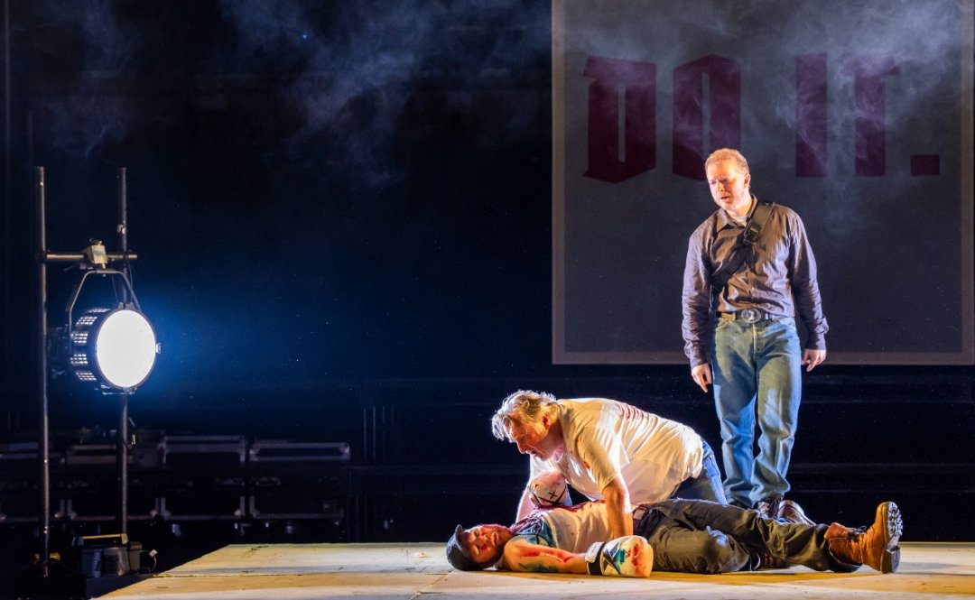 David-Shipley-Simon-ONeill-Alex-Otterburn-ENOs-Rise-and-Fall-of-the-City-of-Mahagonny-2026-©-Tristram-Kenton-8965 David-Shipley-Simon-ONeill-Alex-Otterburn-ENOs-Rise-and-Fall-of-the-City-of-Mahagonny-2026-©-Tristram-Kenton-8965