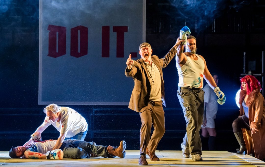 David-Shipley-Simon-ONeill-Mark-Le-Brocq-Kenneth-Kellogg-Danielle-de-Niese-ENOs-Rise-and-Fall-of-the-City-of-Mahagonny-2026-©-Tristram-Kenton-8941 David-Shipley-Simon-ONeill-Mark-Le-Brocq-Kenneth-Kellogg-Danielle-de-Niese-ENOs-Rise-and-Fall-of-the-City-of-Mahagonny-2026-©-Tristram-Kenton-8941
