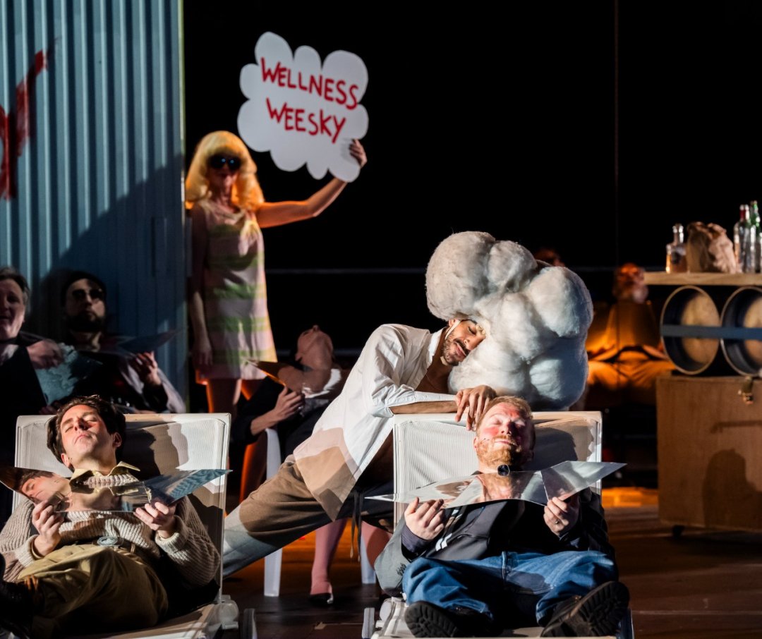 Elgan-Llyr-Thomas-Adam-Taylor-Alex-Otterburn-ENOs-Rise-and-Fall-of-the-City-of-Mahagonny-2026-©-Tristram-Kenton-4247 Elgan-Llyr-Thomas-Adam-Taylor-Alex-Otterburn-ENOs-Rise-and-Fall-of-the-City-of-Mahagonny-2026-©-Tristram-Kenton-4247