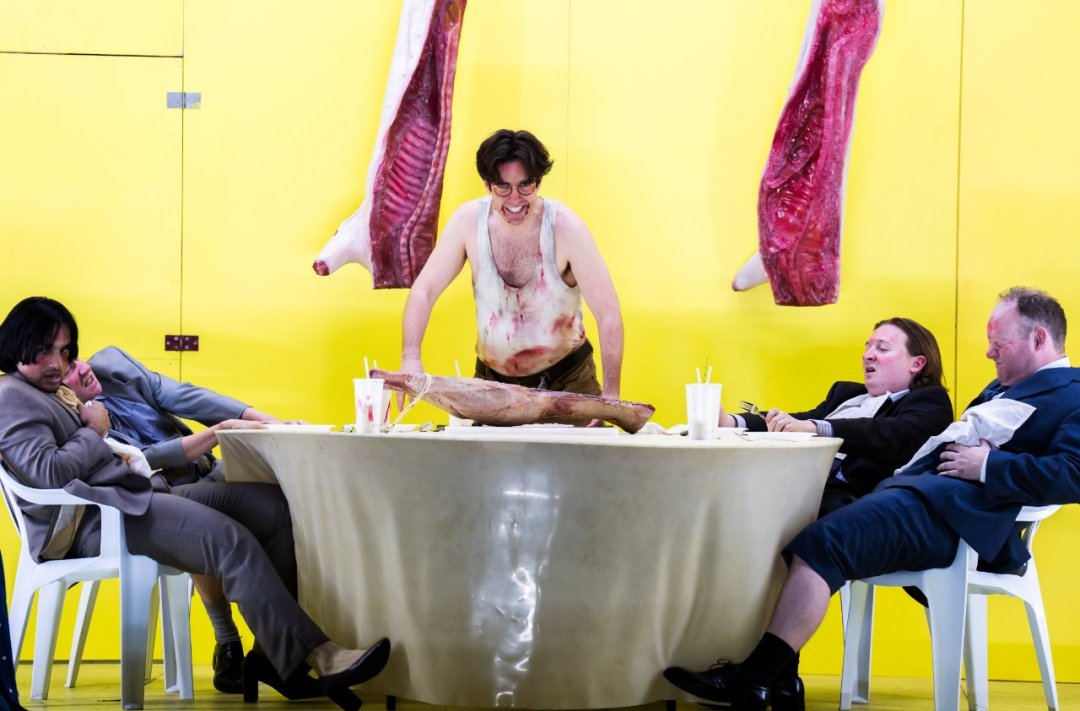 Elgan-Llyr-Thomas-and-the-Cast-of-ENOs-Rise-and-Fall-of-the-City-of-Mahagonny-2026-©-Tristram-Kenton-7478 Elgan-Llyr-Thomas-and-the-Cast-of-ENOs-Rise-and-Fall-of-the-City-of-Mahagonny-2026-©-Tristram-Kenton-7478