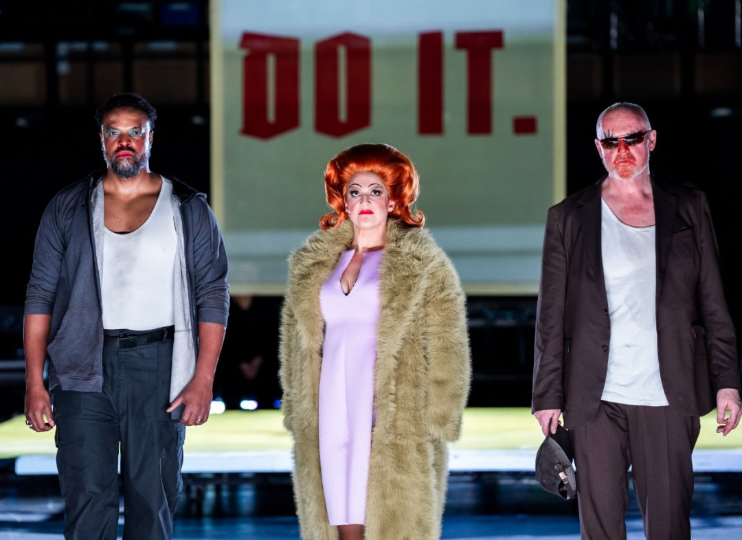Kenneth-Kellogg-Rosie-Aldridge-Mark-Le-Brocq-ENOs-Rise-and-Fall-of-the-City-of-Mahagonny-2026-©-Tristram-Kenton-12868 Kenneth-Kellogg-Rosie-Aldridge-Mark-Le-Brocq-ENOs-Rise-and-Fall-of-the-City-of-Mahagonny-2026-©-Tristram-Kenton-12868