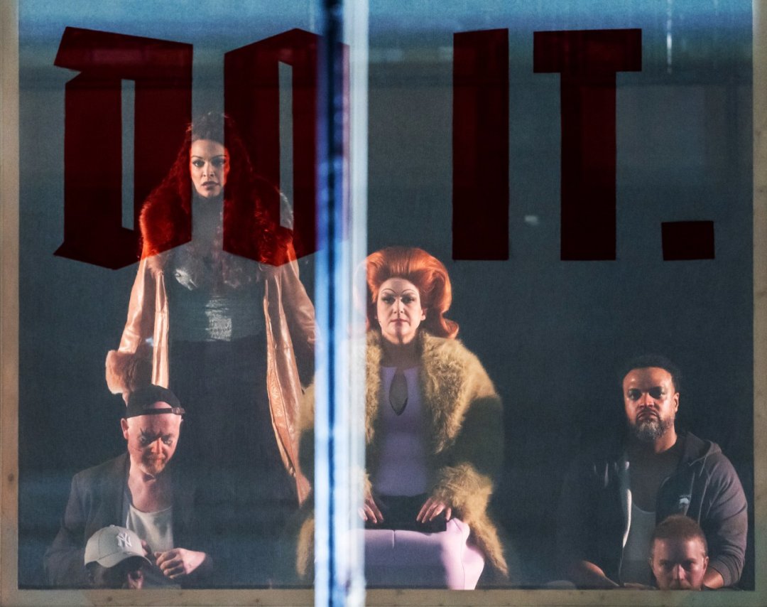 Mark-Le-Brocq-Danielle-de-Niese-Rosie-Aldridge-Kenneth-Kellogg-Alex-Otterburn-ENOs-Rise-and-Fall-of-the-City-of-Mahagonny-2026-©-Tristram-Kenton-11939 Mark-Le-Brocq-Danielle-de-Niese-Rosie-Aldridge-Kenneth-Kellogg-Alex-Otterburn-ENOs-Rise-and-Fall-of-the-City-of-Mahagonny-2026-©-Tristram-Kenton-11939