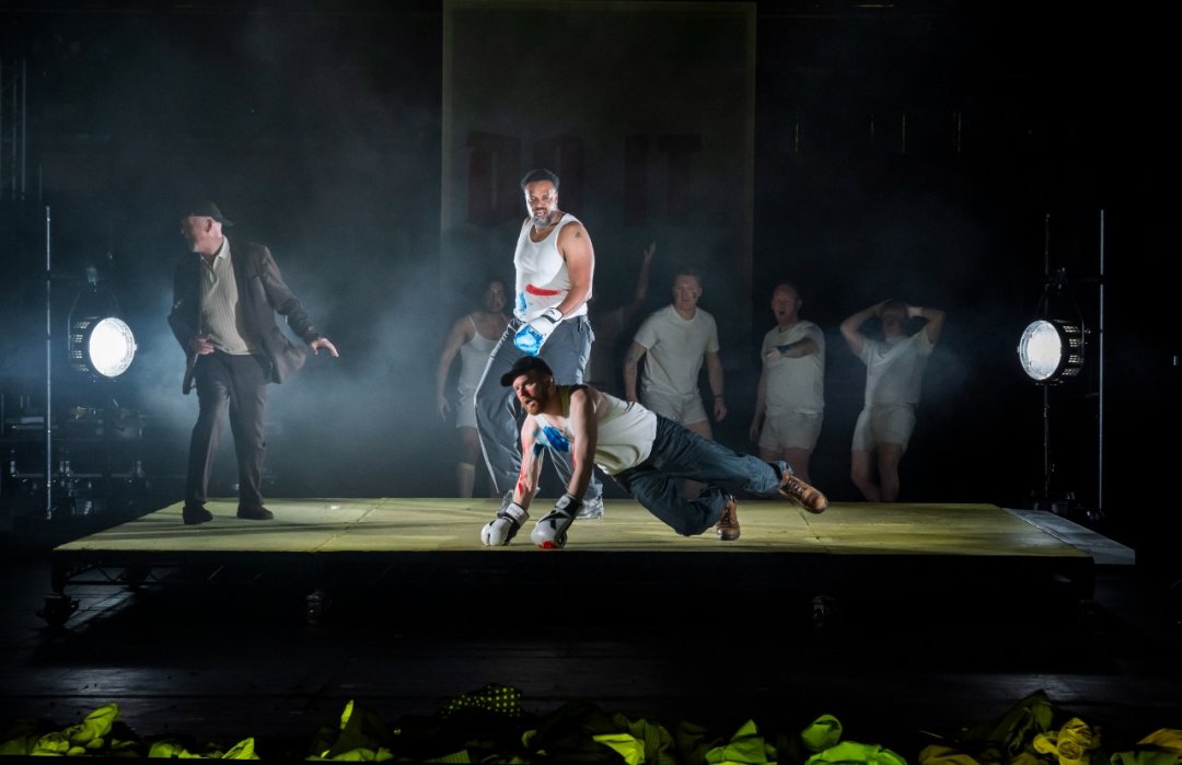 Mark-Le-Brocq-Kenneth-Kellogg-David-Shipley-ENOs-Rise-and-Fall-of-the-City-of-Mahagonny-2026-©-Tristram-Kenton-8882 Mark-Le-Brocq-Kenneth-Kellogg-David-Shipley-ENOs-Rise-and-Fall-of-the-City-of-Mahagonny-2026-©-Tristram-Kenton-8882