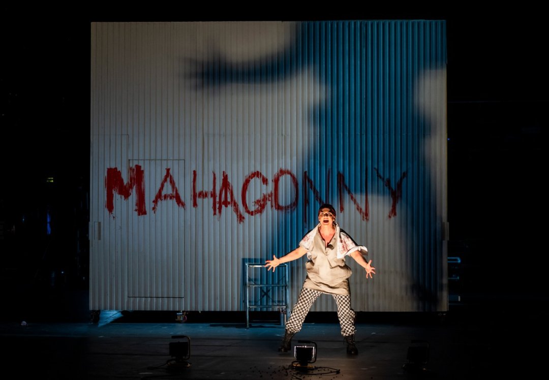 Rosie-Aldridge-ENOs-Rise-and-Fall-of-the-City-of-Mahagonny-2026-©-Tristram-Kenton-330 Rosie-Aldridge-ENOs-Rise-and-Fall-of-the-City-of-Mahagonny-2026-©-Tristram-Kenton-330