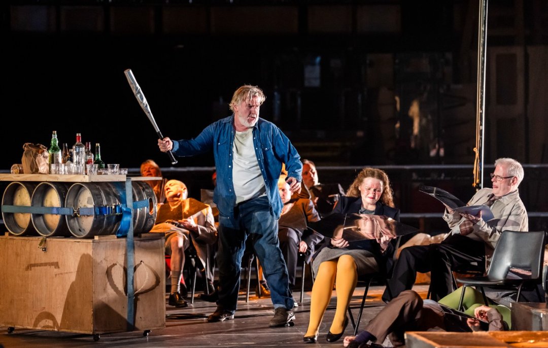 Simon-ONeill-and-the-cast-of-ENOs-Rise-and-Fall-of-the-City-of-Mahagonny-2026-©-Tristram-Kenton-4477 Simon-ONeill-and-the-cast-of-ENOs-Rise-and-Fall-of-the-City-of-Mahagonny-2026-©-Tristram-Kenton-4477