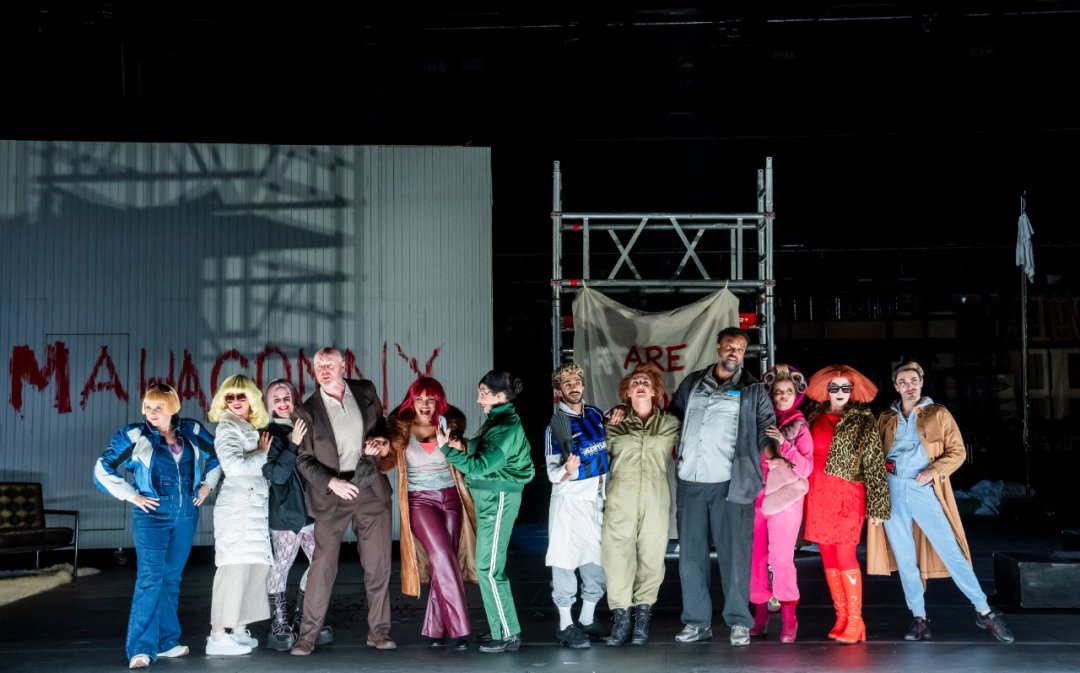 The-Cast-of-ENOs-Rise-and-Fall-of-the-City-of-Mahagonny-2026-©-Tristram-Kenton-1067 The-Cast-of-ENOs-Rise-and-Fall-of-the-City-of-Mahagonny-2026-©-Tristram-Kenton-1067