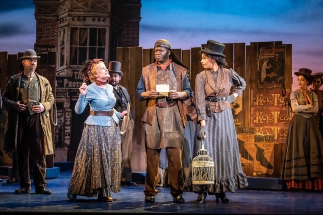 Stephen-K-Amos-as-Alfred-P-Doolittle-with-the-company-of-My-Fair-Lady.-Credit-Marc-Brenner Stephen-K-Amos-as-Alfred-P-Doolittle-with-the-company-of-My-Fair-Lady.-Credit-Marc-Brenner