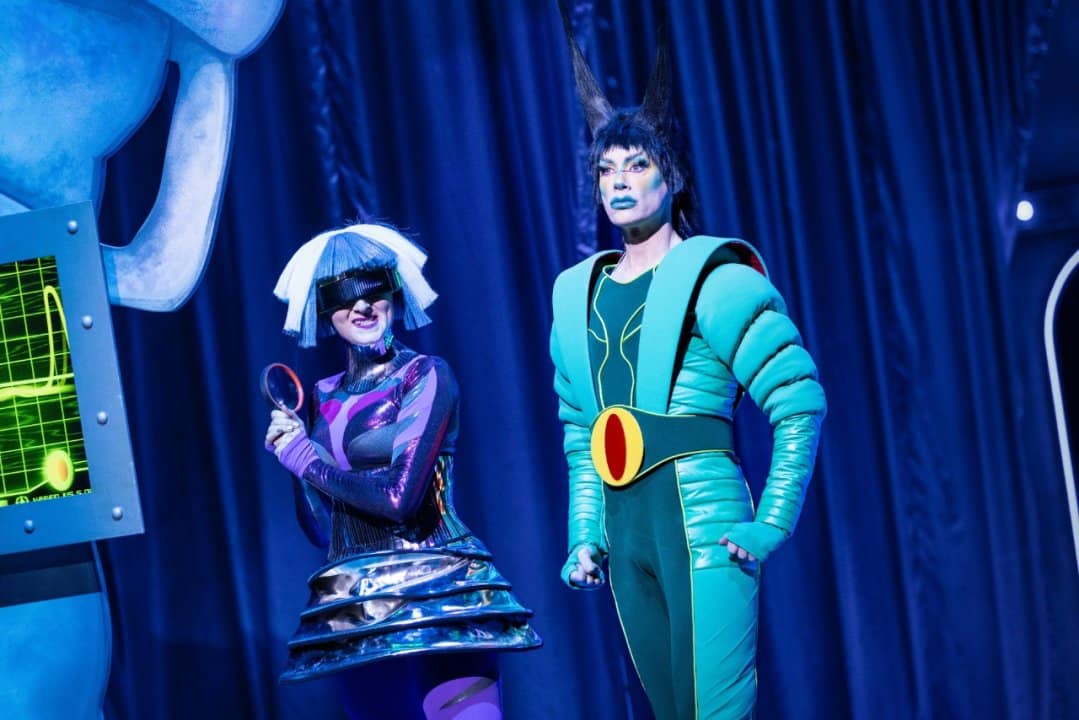 THE-SPONGEBOB-MUSICAL.-Hannah-Lowther-Karen-the-Computer-and-Divina-de-Campo-Plankton.-Photo-Mark-Senior THE-SPONGEBOB-MUSICAL.-Hannah-Lowther-Karen-the-Computer-and-Divina-de-Campo-Plankton.-Photo-Mark-Senior