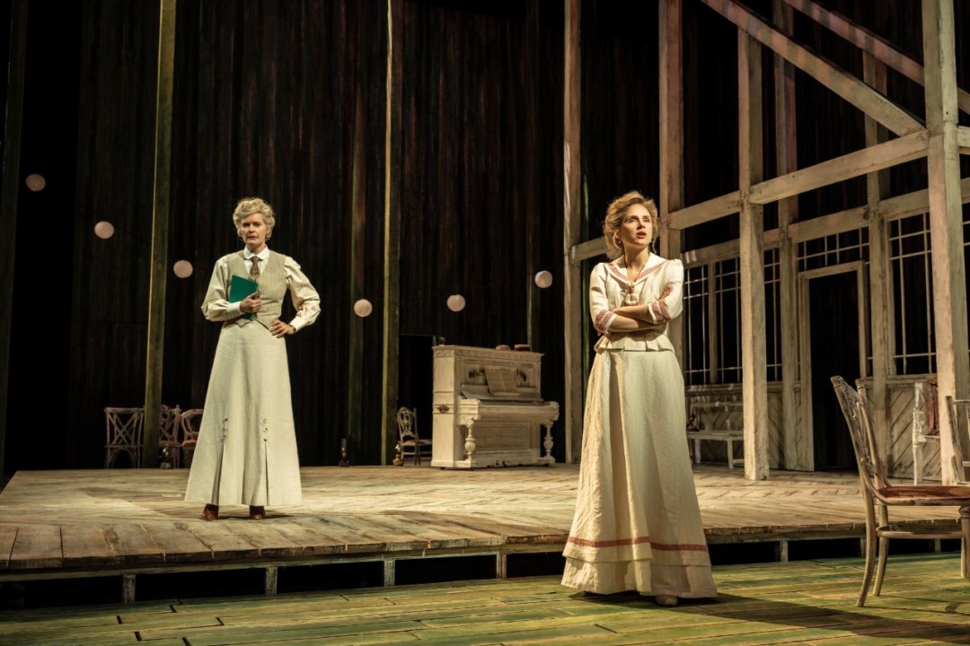 Justine-Mitchell-Maria-Lvovna-and-Sophie-Rundle-Varvara-Mikhailovna-in-Summerfolk-at-the-National-Theatre.-Photographer-Johan-Persson-01135 Justine-Mitchell-Maria-Lvovna-and-Sophie-Rundle-Varvara-Mikhailovna-in-Summerfolk-at-the-National-Theatre.-Photographer-Johan-Persson-01135