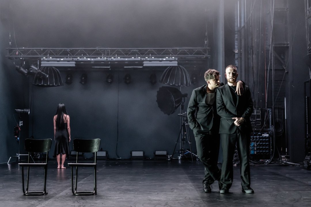 Sunset Boulevard. Tom Francis as Joe Gillis David Thaxton as Max Von Mayerling. Credit Marc Brenner. Sunset Boulevard. Tom Francis as Joe Gillis David Thaxton as Max Von Mayerling. Credit Marc Brenner.